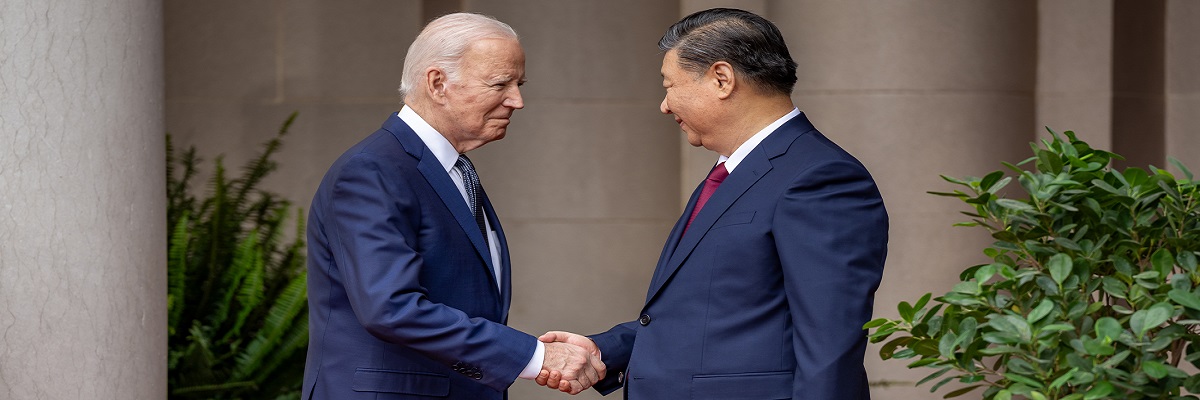Joe Biden à l'aéroport en Chine avec le président Xi Jinping